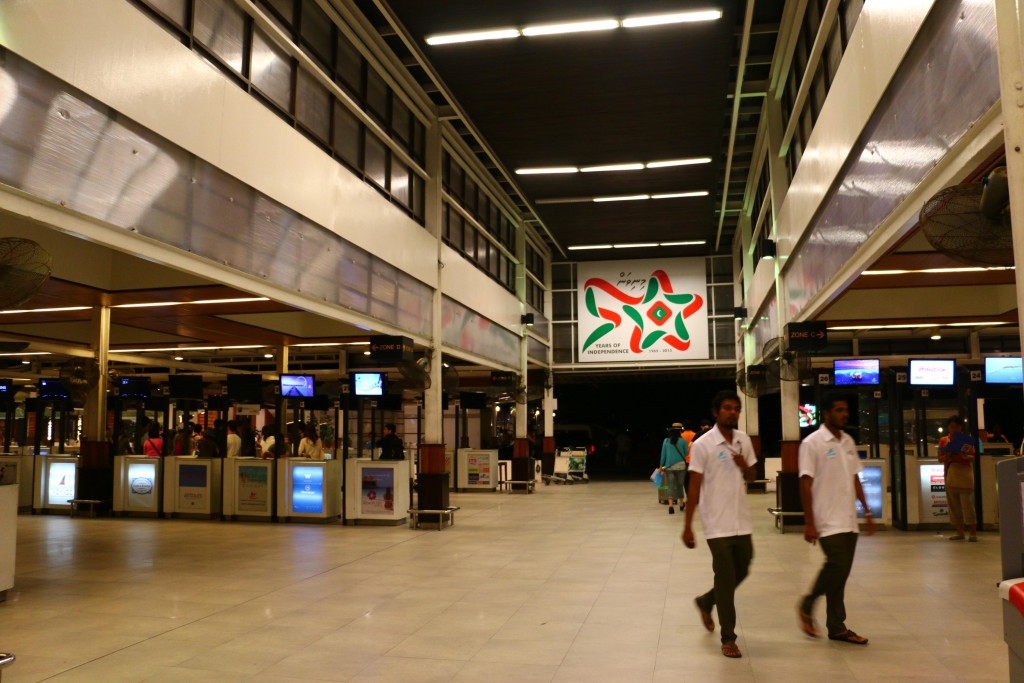 マーレ空港　チェックインカウンター