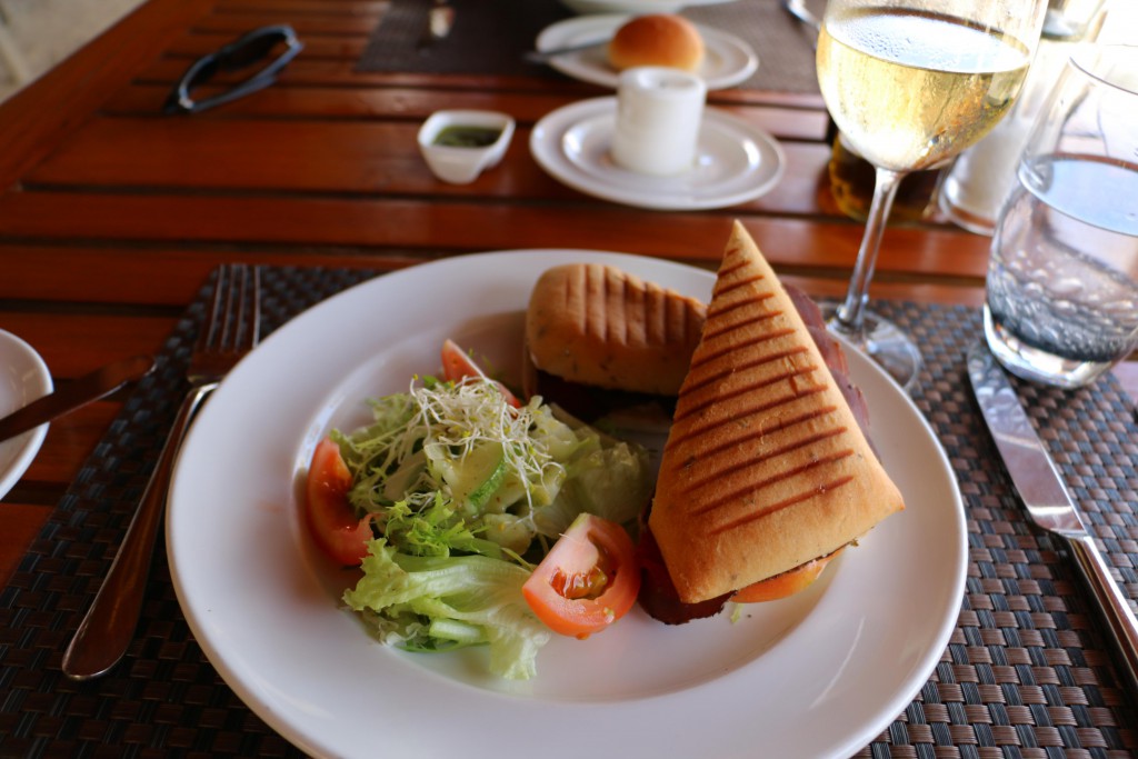 センターラ ラス フシ リゾート＆スパ  モルディブ　レストラン